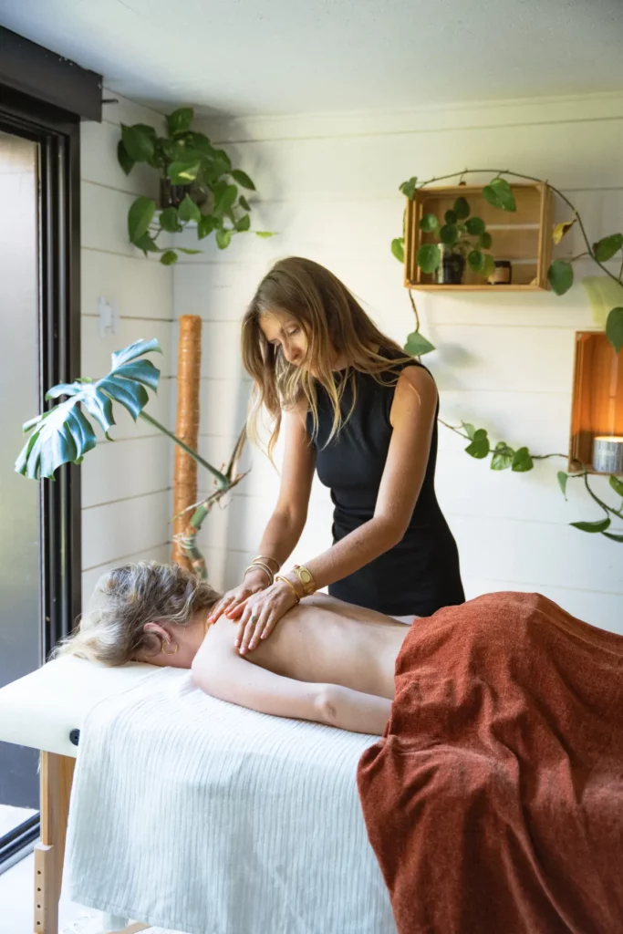 Massage du dos au cabinet, mains posées sur les épaules, balancelab